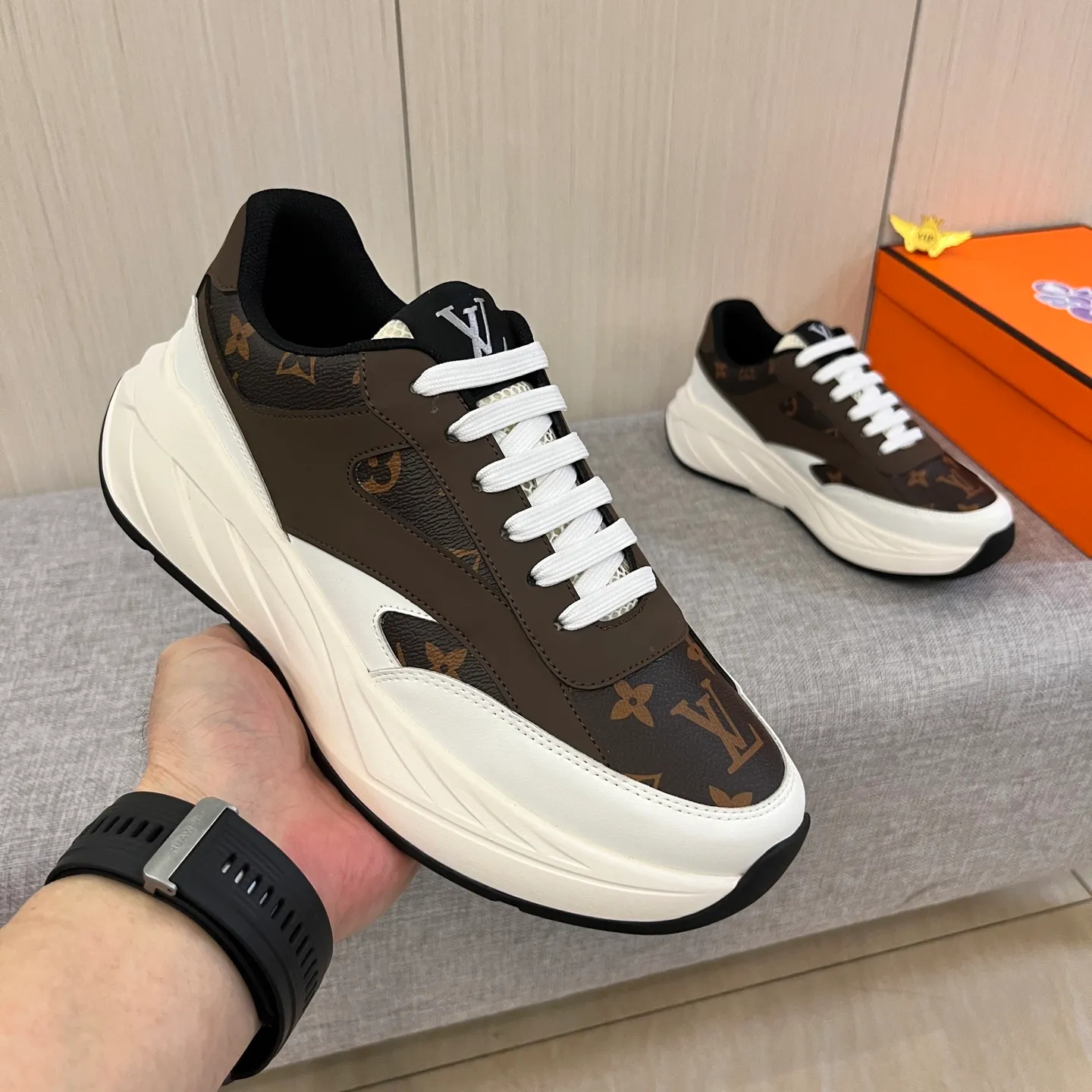 🚘🚘Factory batch 460 men's shoes💰[LV]🔥 Louis Vuitton, high-end men's shoes brand, official website 1:1 latest masterpiece: the upper is made of Italian imported first-layer cowhide with a comfortable and breathable lining➕original non-slip and wear-resistant outsole🔥, making walking more convenient and comfortable! An exclusive new model, a stunning work, a beautiful 1:1 replica [color] compared to the official quality! Create a fashionable personality to set off your uniqueness! A must-have for trendy men! Classic 🔥Size: 38-44 Color: 🔥 2⃣️colors available🔥.
